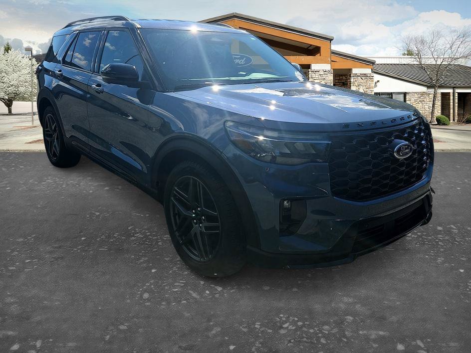 Used 2025 Ford Explorer ST AWD/4WD image 3