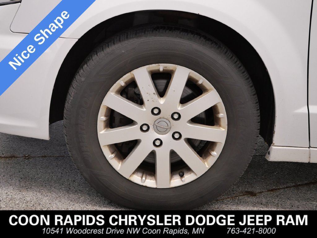 Used 2014 Chrysler Town & Country Touring FWD image 9