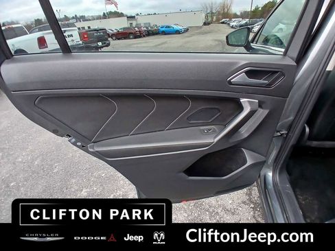 Used 2024 Volkswagen Tiguan SE image 11