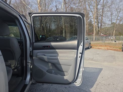 Used 2011 Toyota Tacoma PreRunner w/ SR5 Pkg #2 image 17