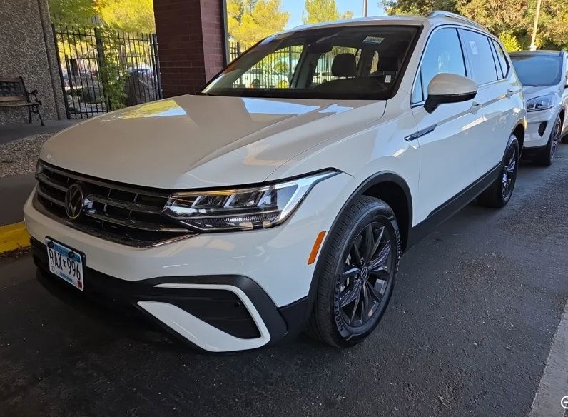 Used 2024 Volkswagen Tiguan SE AWD/4WD image 1
