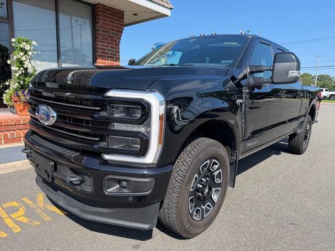 Certified 2025 Ford F250 Platinum w/ FX4 Off-Road Package AWD/4WD image 4