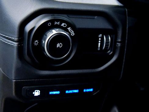 Used 2025 Jeep Wrangler Unlimited Sahara AWD/4WD image 26
