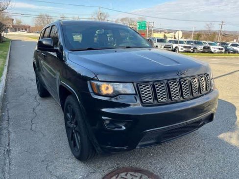 Used 2017 Jeep Grand Cherokee Altitude image 3