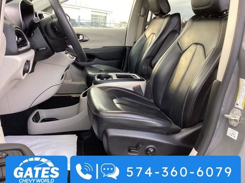 Used 2023 Chrysler Pacifica Touring-L FWD image 14