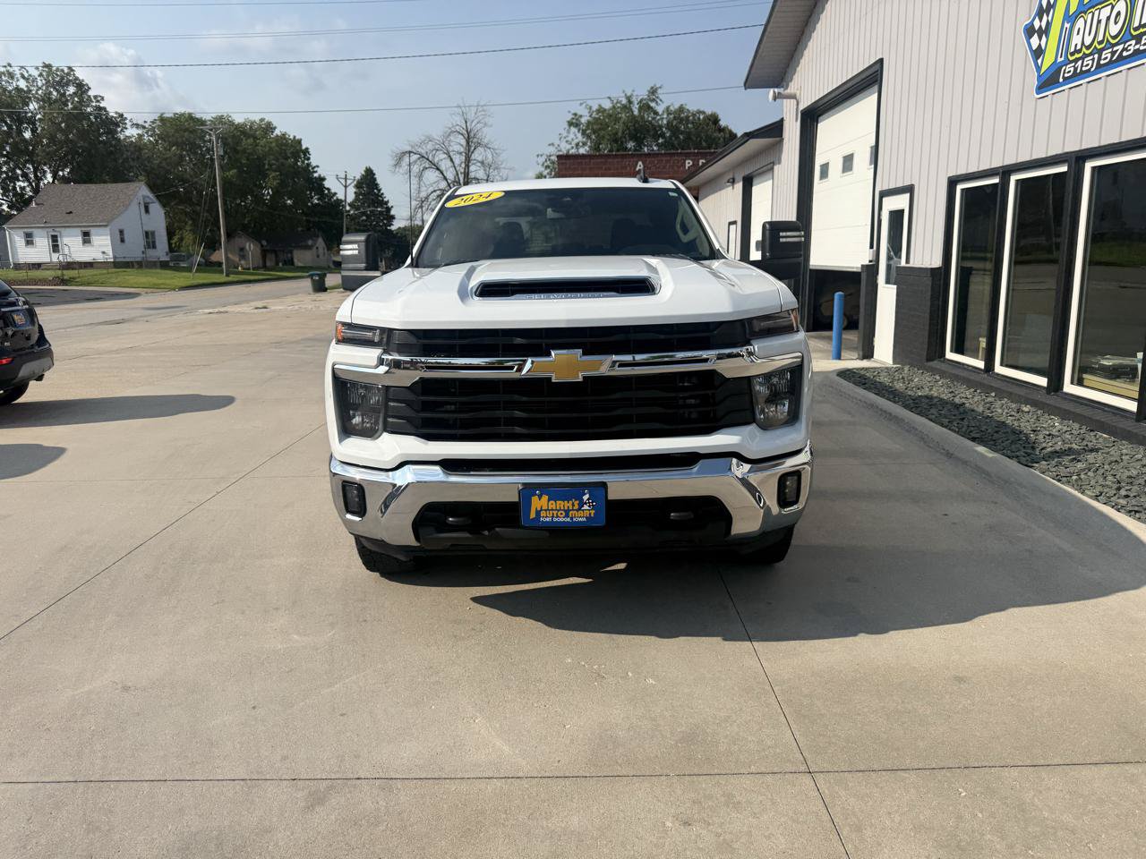 Used 2024 Chevrolet Silverado 2500 LT w/ Convenience Package AWD/4WD image 2