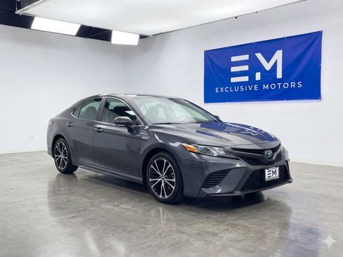 Used 2020 Toyota Camry SE FWD image 1
