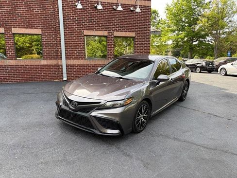 Used 2022 Toyota Camry SE w/ Convenience Package FWD image 2
