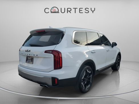 Used 2023 Kia Telluride S w/ S Sunroof Package image 3