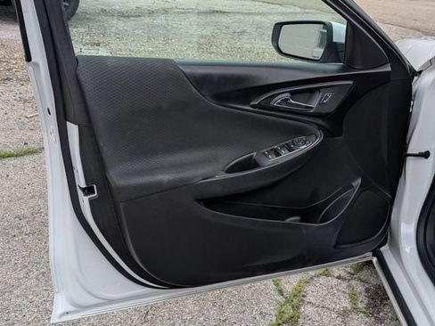 Used 2018 Chevrolet Malibu LT FWD image 3