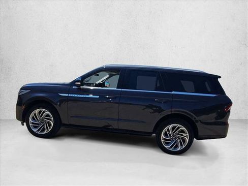 Used 2025 Lincoln Navigator Reserve AWD/4WD image 5
