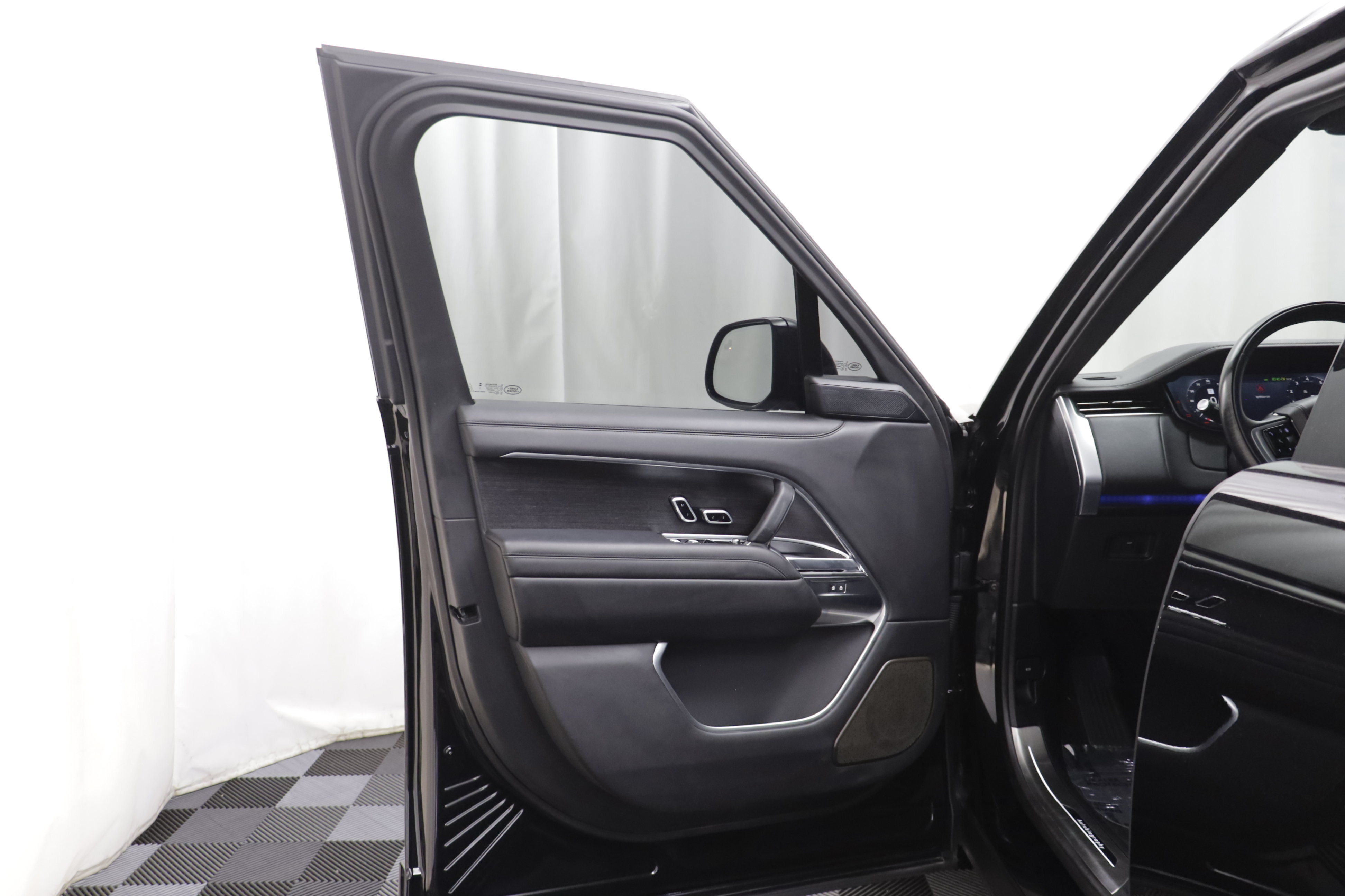 Used 2025 Land Rover Range Rover Autobiography AWD/4WD image 4