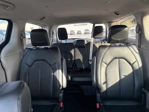 Used 2024 Chrysler Pacifica Touring-L image 24