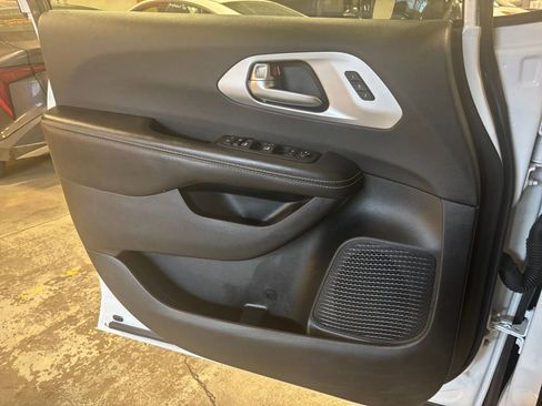 Used 2025 Chrysler Pacifica Limited image 20