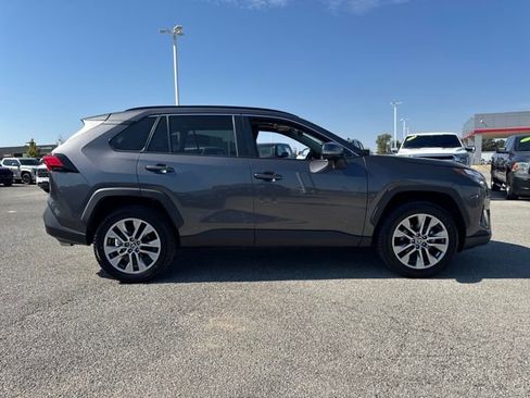 Used 2022 Toyota RAV4 XLE Premium image 8