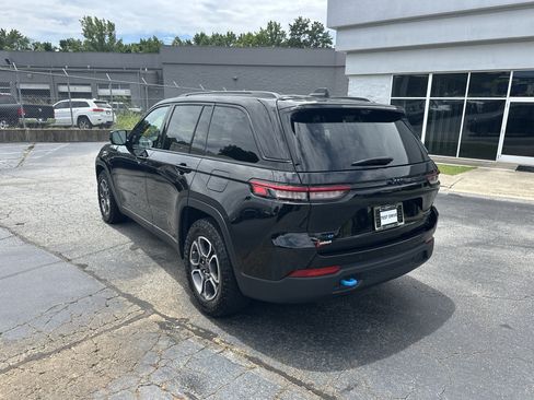 Used 2022 Jeep Grand Cherokee Trailhawk w/ Advanced Protech Group II AWD/4WD image 7