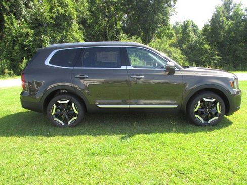 New 2025 Kia Telluride S image 2