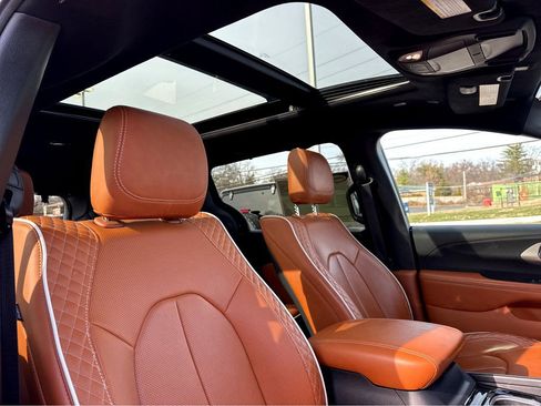 Used 2024 Chrysler Pacifica Pinnacle image 8