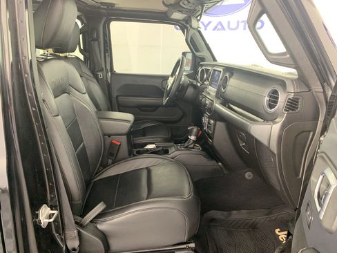 Used 2018 Jeep Wrangler Unlimited Sahara w/ Dual Top Group AWD/4WD image 40
