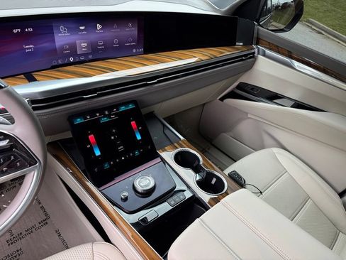 Certified 2025 Cadillac Escalade ESV Sport Platinum w/ LPO, ONYX Package AWD/4WD image 34