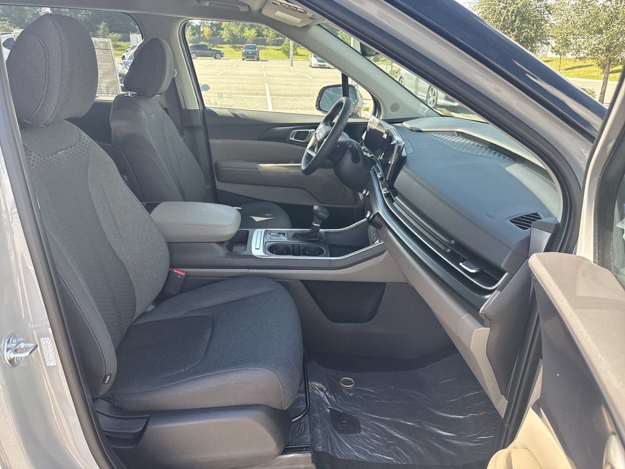 New 2027 Kia Carnival LX FWD image 31