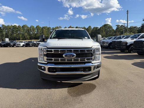 Used 2023 Ford F250 XLT AWD/4WD image 2