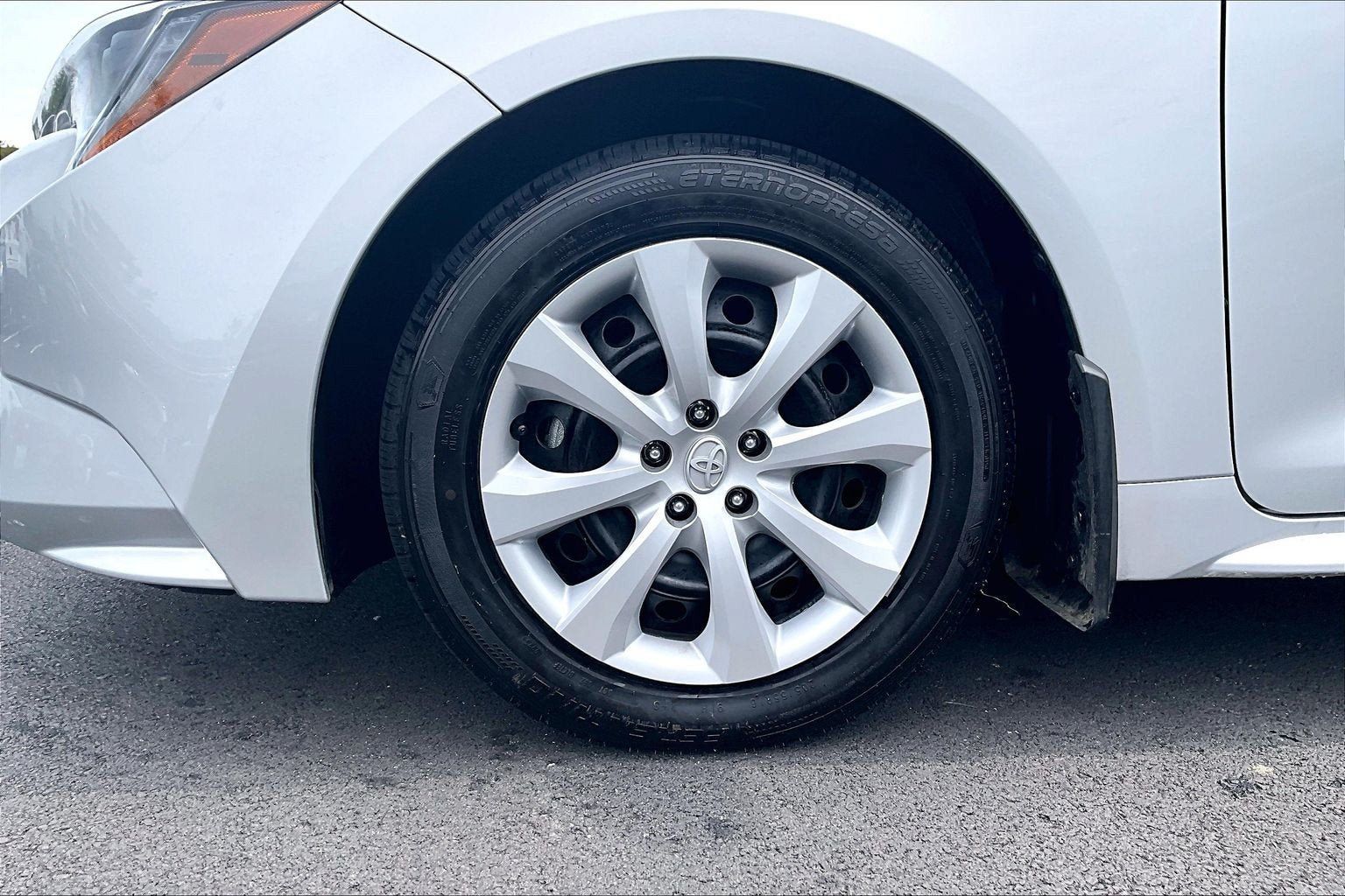 Used 2025 Toyota Corolla LE FWD image 9