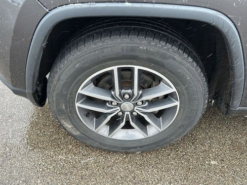 Used 2017 Jeep Grand Cherokee Limited image 2