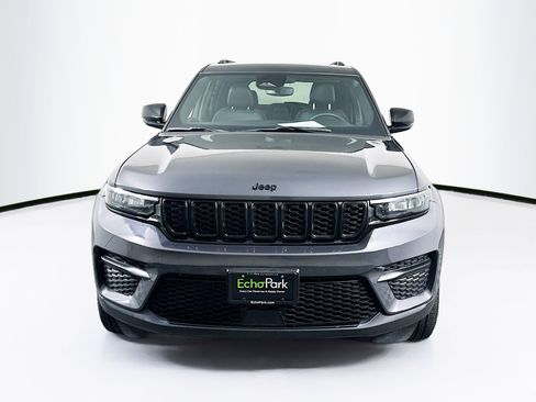 Used 2023 Jeep Grand Cherokee Altitude image 2