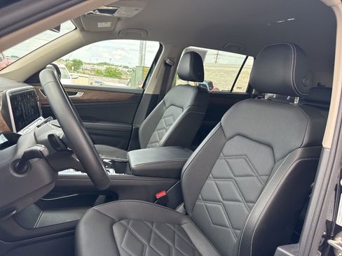 Used 2025 Volkswagen Atlas SE image 6