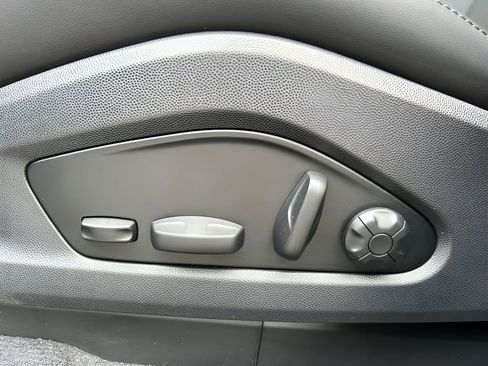 Certified 2025 Porsche Macan Electric image 8