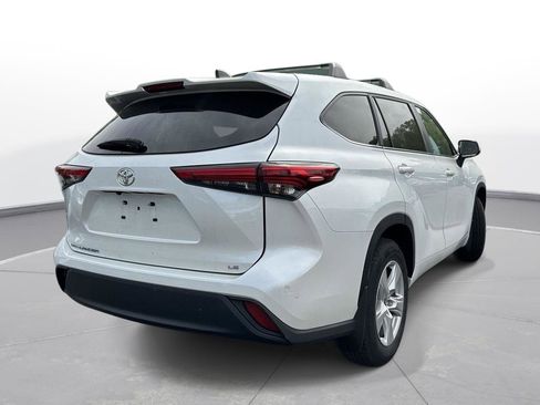 Used 2023 Toyota Highlander LE image 6