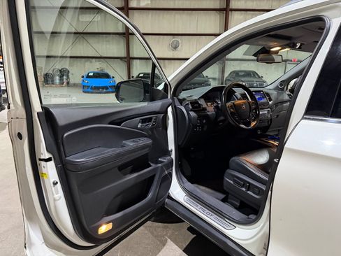 Used 2017 Honda Pilot Touring image 12