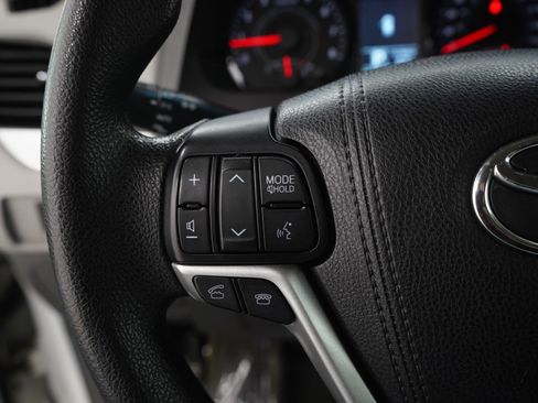 Used 2017 Toyota Sienna LE image 28