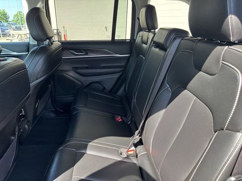 Used 2024 Jeep Grand Cherokee Limited w/ Luxury Tech Group II AWD/4WD image 13