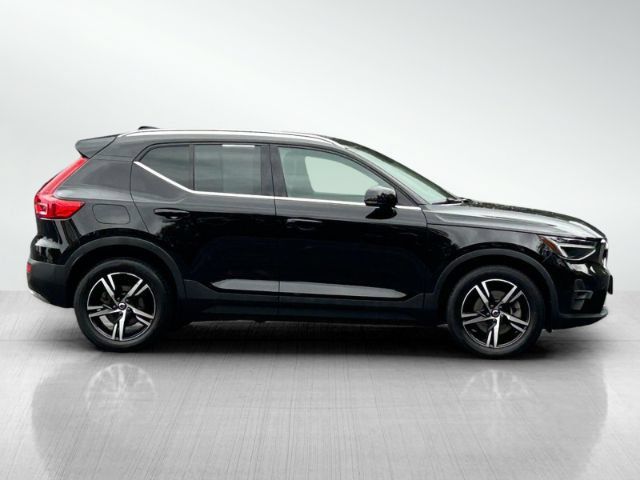 Used 2023 Volvo XC40 B5 Plus AWD/4WD image 3
