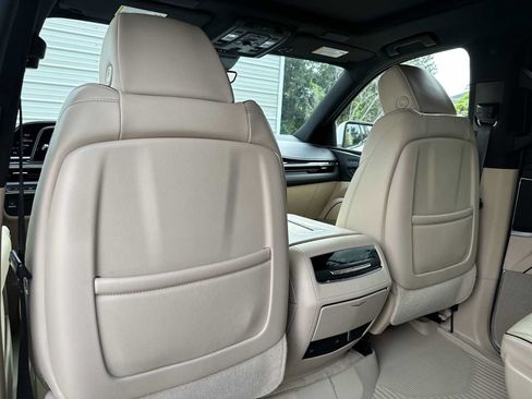 Used 2023 Cadillac Escalade Premium Luxury AWD/4WD image 16
