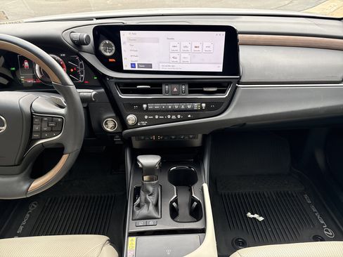 Used 2024 Lexus ES 300h w/ Accessory Package (Z2) FWD image 30