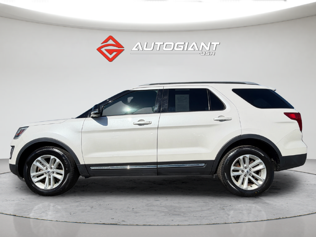 Used 2017 Ford Explorer XLT w/ Equipment Group 202A FWD image 3
