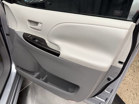 Used 2011 Toyota Sienna LE image 19