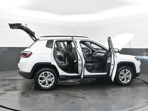 Used 2024 Jeep Compass Latitude image 46