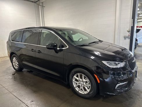 Used 2025 Chrysler Pacifica Select image 3