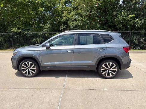 Used 2024 Volkswagen Taos SE FWD image 2