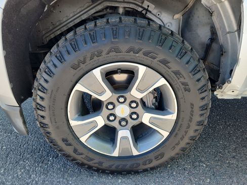 Used 2015 Chevrolet Colorado Z71 AWD/4WD image 17