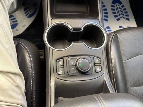 Used 2024 GMC Terrain SLT image 19