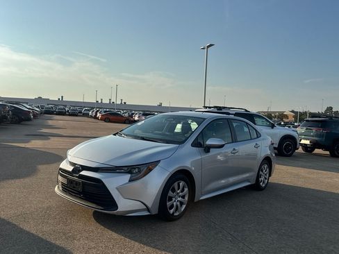 Used 2025 Toyota Corolla LE FWD image 8