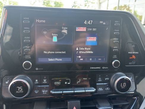 Used 2022 Toyota Highlander XLE FWD image 10