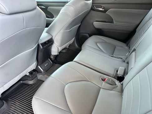 Used 2025 Toyota Highlander XLE image 11