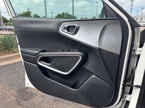 Used 2025 Kia Soul LX w/ LX Technology Package FWD image 18