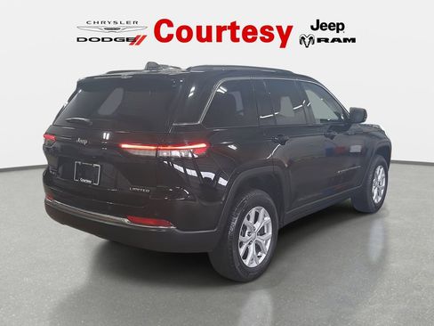 Certified 2024 Jeep Grand Cherokee Limited image 3